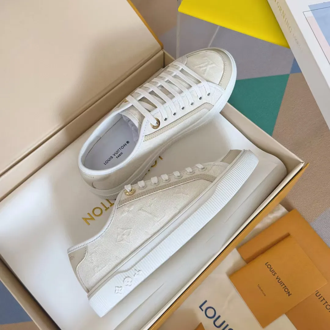 👟👟Ex-factory price 420👟👟 LV Louis Vuitton L Home Donkey Brand’s latest Lagoon series Thick-soled denim denim Embossed Presbyopia Thick-soled Casual sneakers Skateboard shoes Original purchase and development Production This Lagoon sneaker is made of Monogram denim, injecting a retro flavor into the classic design. The Louis Vuitton logo pops out from the leather trim, and the inscribed eyelets, trim and laces highlight the exquisite details. The rubber outsole embellished with Monogram flowers completes the whole. Exquisitely packaged at the delivery counter🛍📦 ▪️ Fabric: Original imported custom first-layer cowhide ▪️ Lining: Original imported cowhide lining ▪️ Sole: Original open-molded non-slip TPU material ▪️ Bottom thickness: 2.5CM ▪️ Size: Women's size 35-40 (41, 42 can be customized)